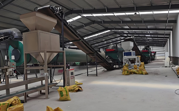 飼料配料系統(tǒng)減輕了飼養(yǎng)員的工作負(fù)擔(dān)，提高生產(chǎn)效率